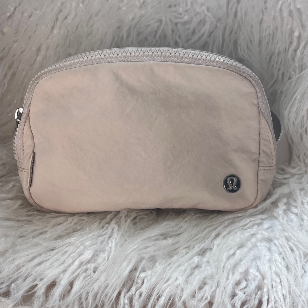 Lululemon Everywhere Belt Bag 1L in White Opal, rare and sold out!